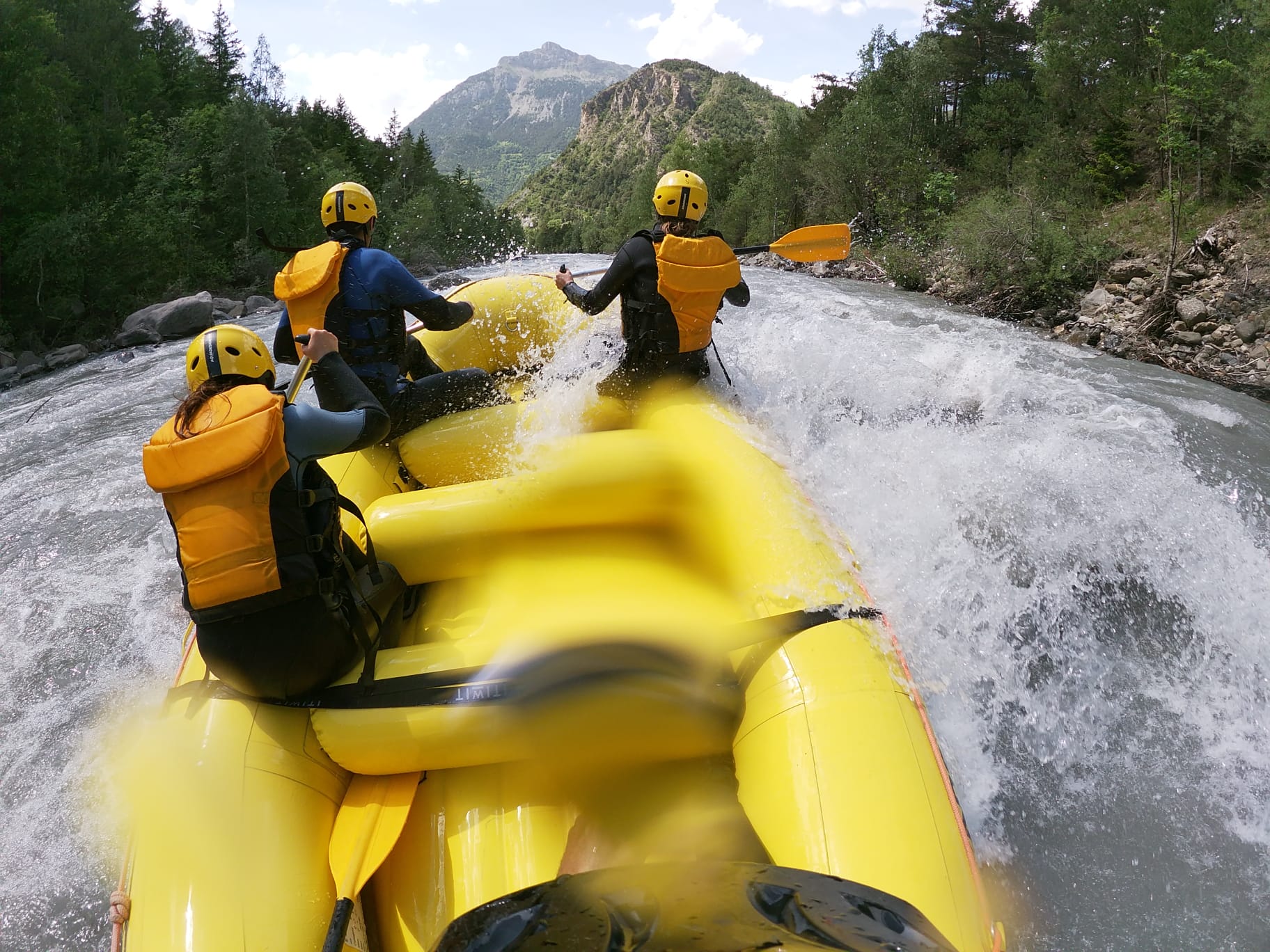traversée à travers la rivière