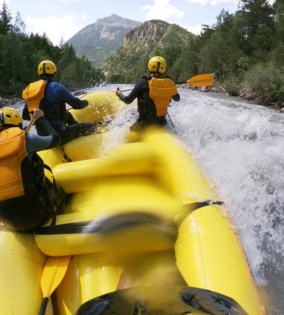 traversée à travers la rivière